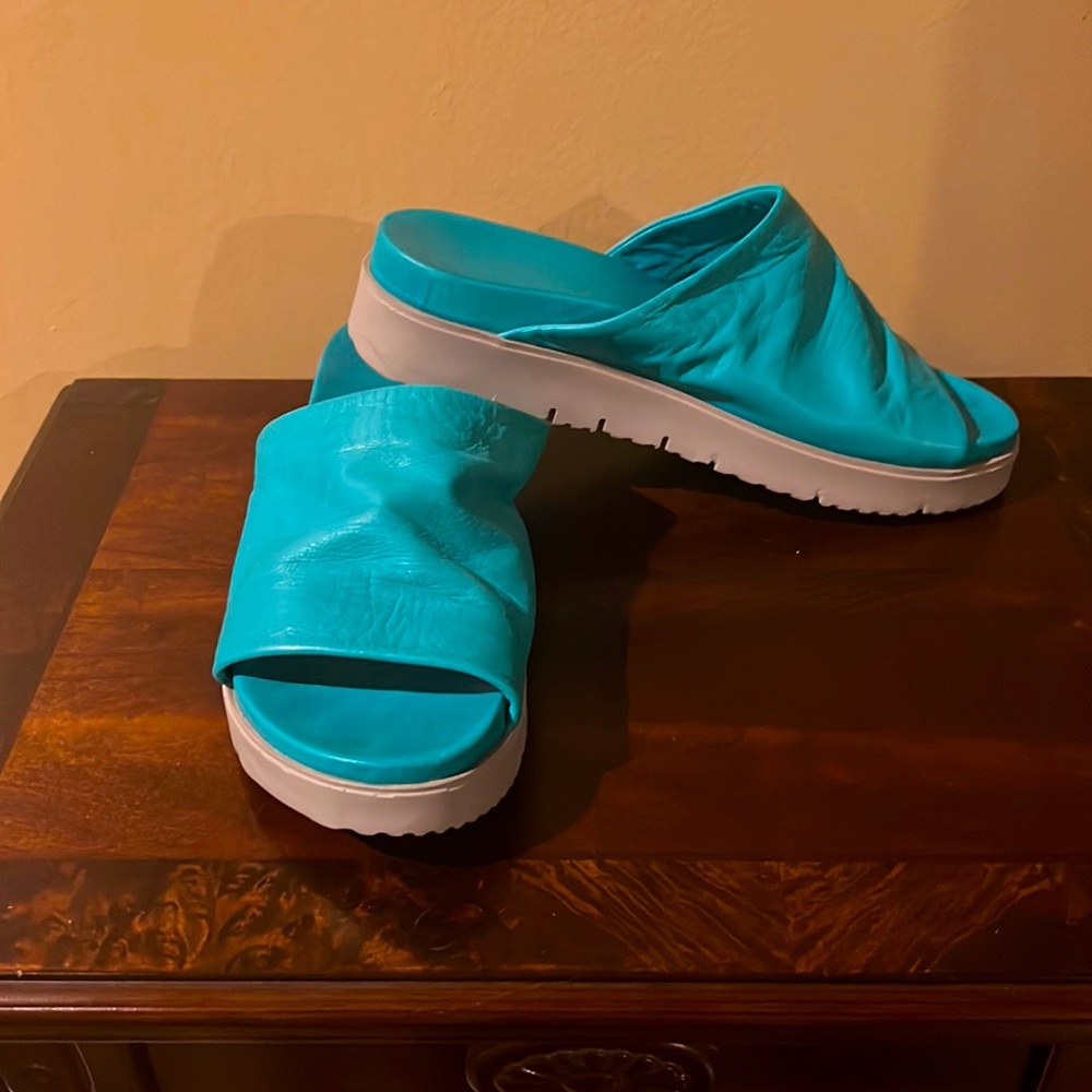 Buono size 10 shoes.